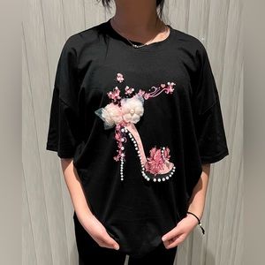 Black T-shirt with heel design